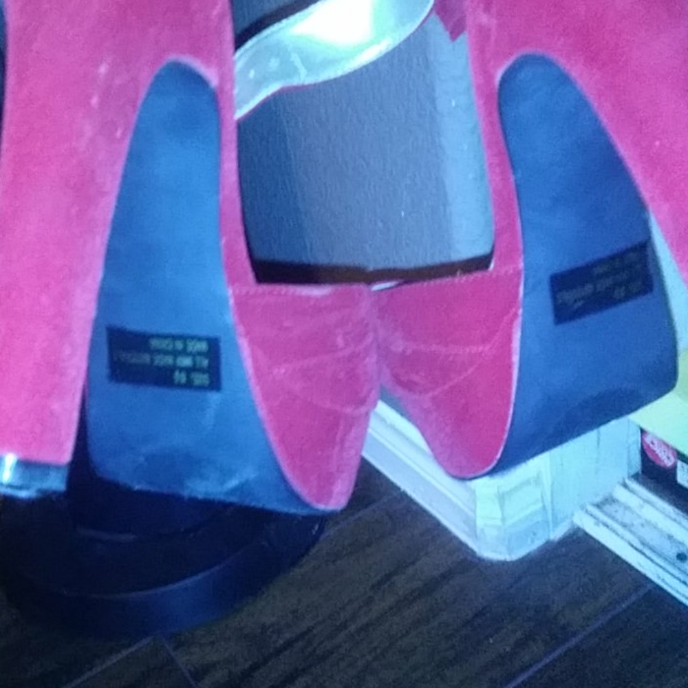 Red Heels - Picture 3 of 3